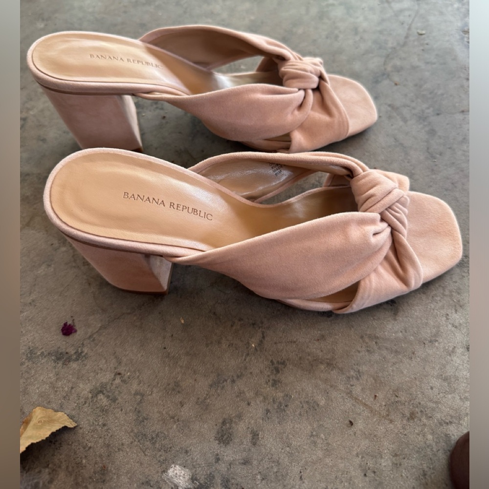Size 8.5 never worn blush heels